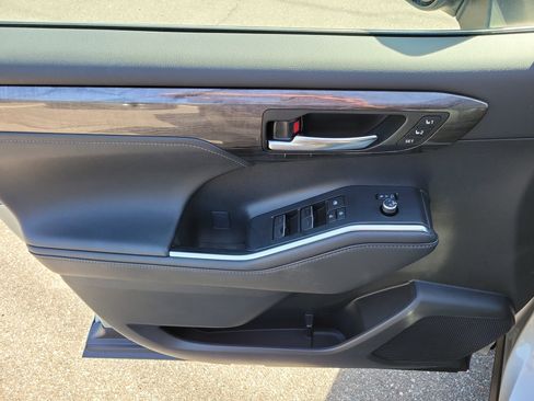 Used 2024 Toyota Highlander Limited image 21