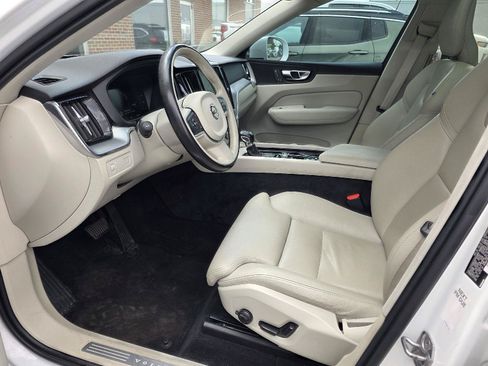 Used 2019 Volvo XC60 T5 Momentum w/ Premium Package AWD/4WD image 12