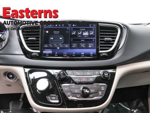 Used 2023 Chrysler Pacifica Touring-L FWD image 12
