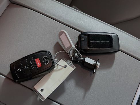 Used 2024 Toyota Highlander XLE FWD image 36