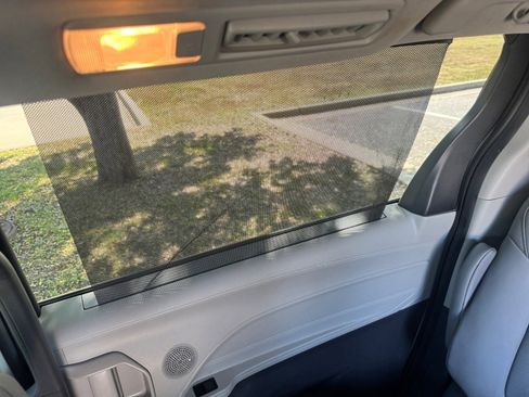 Used 2021 Toyota Sienna XLE image 20