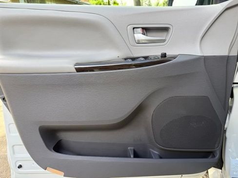 Used 2017 Toyota Sienna XLE Premium FWD image 10