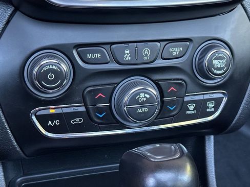 Used 2022 Jeep Cherokee Limited w/ Mopar Interior Package image 20