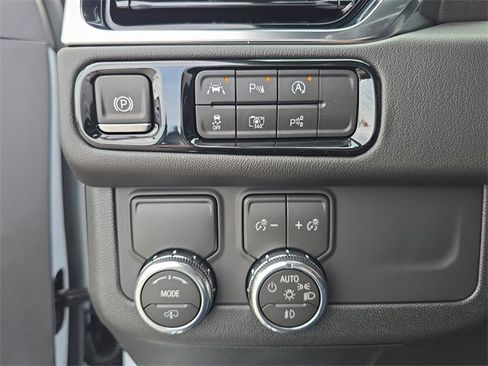 New 2026 GMC Yukon Denali w/ Sun & Power Step Package image 25