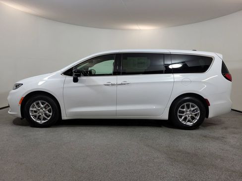New 2026 Chrysler Pacifica Select image 4