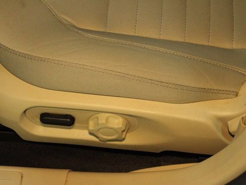 Used 2017 Ford Taurus SE image 15