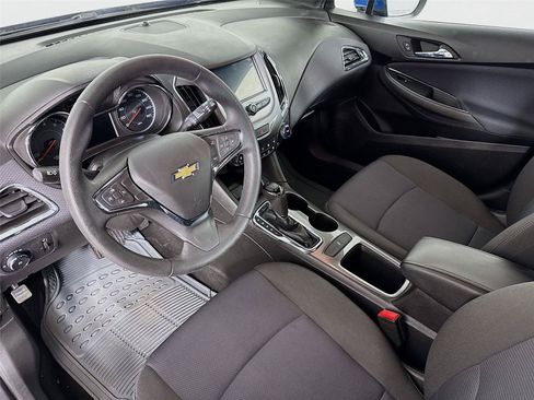 Used 2018 Chevrolet Cruze LT w/ Convenience Package FWD image 11