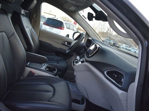 Used 2024 Chrysler Pacifica Touring-L image 15