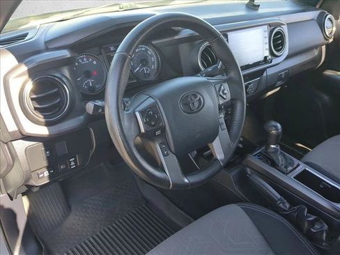 Used 2020 Toyota Tacoma TRD Off-Road w/ Technology Package AWD/4WD image 10