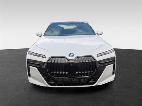 Used 2024 BMW i7 xDrive60 image 13