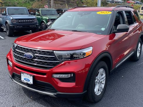 Certified 2022 Ford Explorer XLT w/ Equipment Group 202A image 3