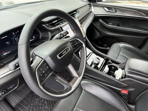 Used 2023 Jeep Grand Cherokee Limited w/ Luxury Tech Group II image 11