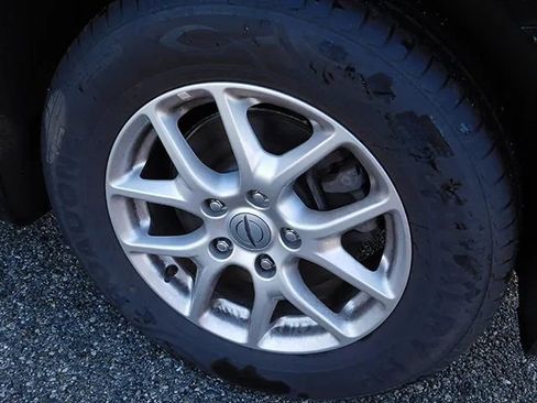 Used 2025 Chrysler Pacifica Select image 6