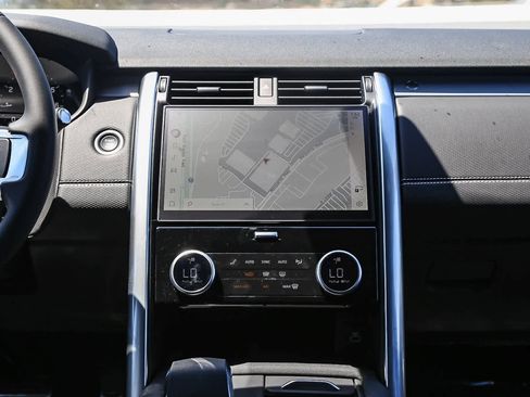 New 2025 Land Rover Discovery Dynamic SE image 13