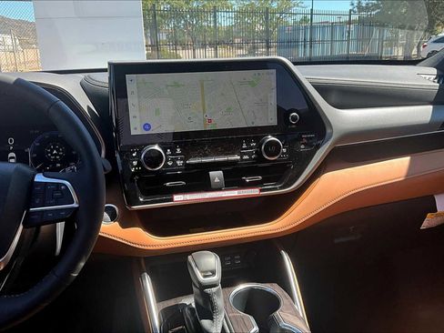 Used 2025 Toyota Highlander Platinum image 6