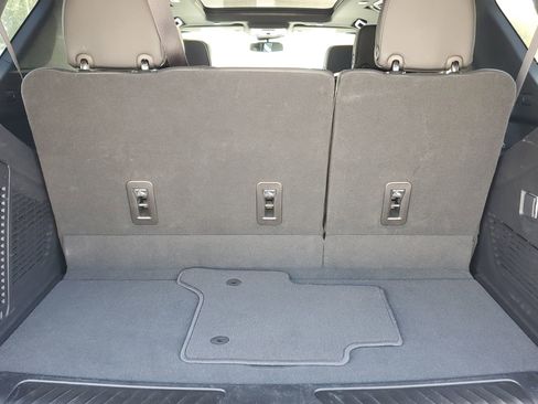 Used 2023 GMC Yukon SLT w/ SLT Premium Package image 8