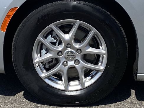 Used 2024 Chrysler Pacifica Touring-L FWD image 8