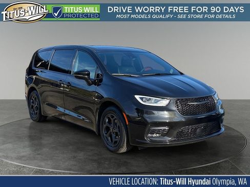 Used 2023 Chrysler Pacifica Limited w/ Uconnect Theater Family Group FWD image 1