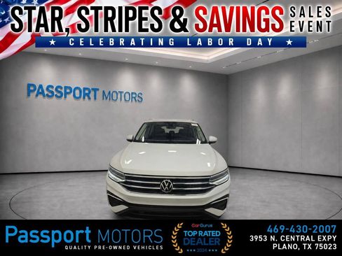 Used 2023 Volkswagen Tiguan SE w/ Panoramic Sunroof Package FWD image 2