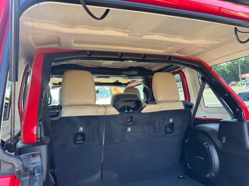 Used 2018 Jeep Wrangler Unlimited Sahara AWD/4WD image 11