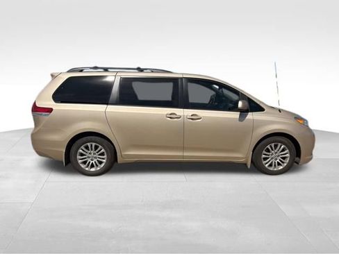 Used 2012 Toyota Sienna XLE w/ Entertainment Pkg image 2