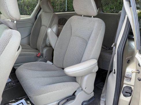 Used 2007 Dodge Caravan SXT FWD image 11