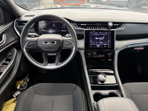 Used 2025 Jeep Grand Cherokee L Laredo image 14