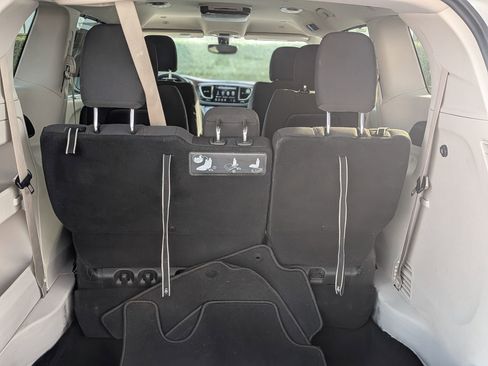 Used 2019 Chrysler Pacifica Touring Plus image 22