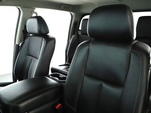 Used 2019 Nissan Titan SL w/ Chrome Package image 4