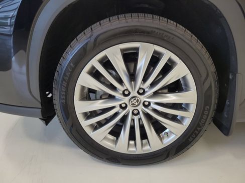 Used 2023 Toyota Highlander Platinum FWD image 9
