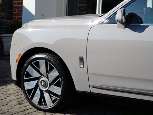 Used 2025 Rolls-Royce Cullinan AWD/4WD image 13