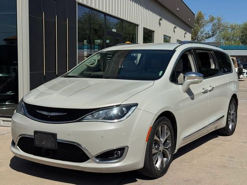 Used 2017 Chrysler Pacifica Limited w/ UConnect Theater Package FWD image 2