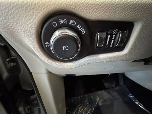 Used 2024 Chrysler Pacifica Touring-L image 23