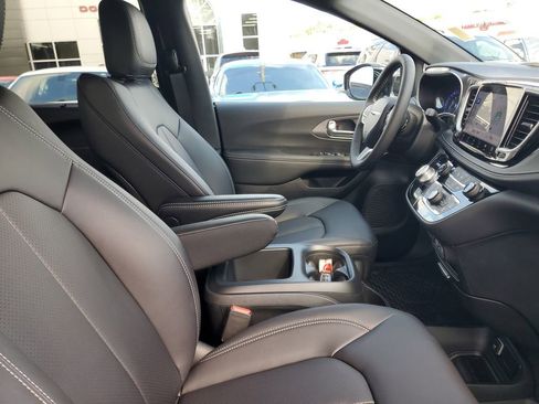 New 2025 Chrysler Pacifica Select FWD image 33