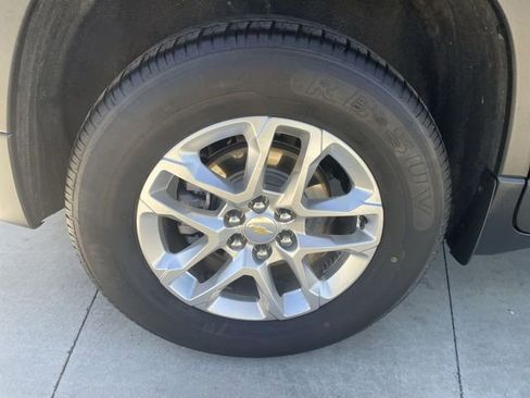 Used 2021 Chevrolet Traverse LT FWD image 32