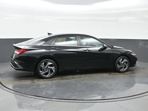 Certified 2025 Hyundai Elantra Limited image 8