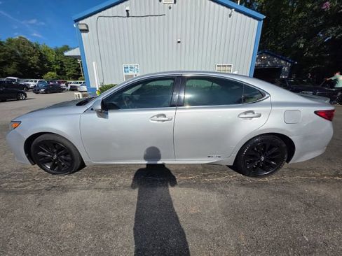 Used 2014 Lexus ES 300h w/ Luxury Package w/Bamboo Trim FWD image 9