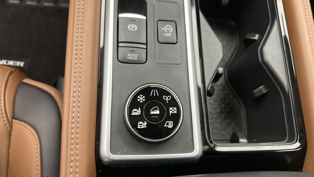 Used 2025 Nissan Pathfinder Platinum AWD/4WD image 21