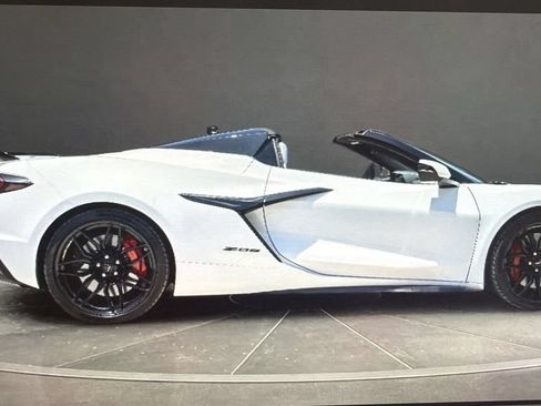 Used 2024 Chevrolet Corvette Z06 RWD image 3