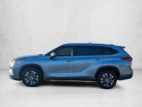 Used 2021 Toyota Highlander XLE image 9