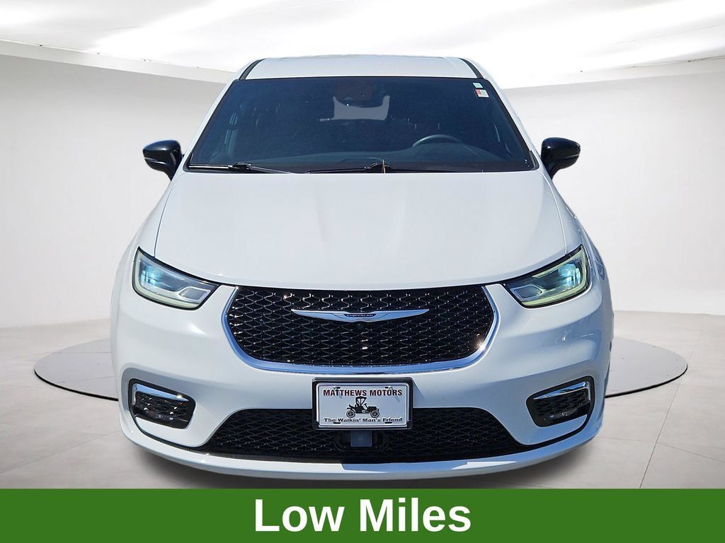 Used 2025 Chrysler Pacifica Select FWD image 2