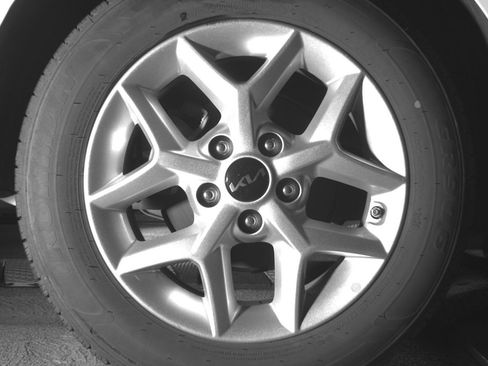 Used 2025 Kia Soul LX w/ LX Technology Package FWD image 22