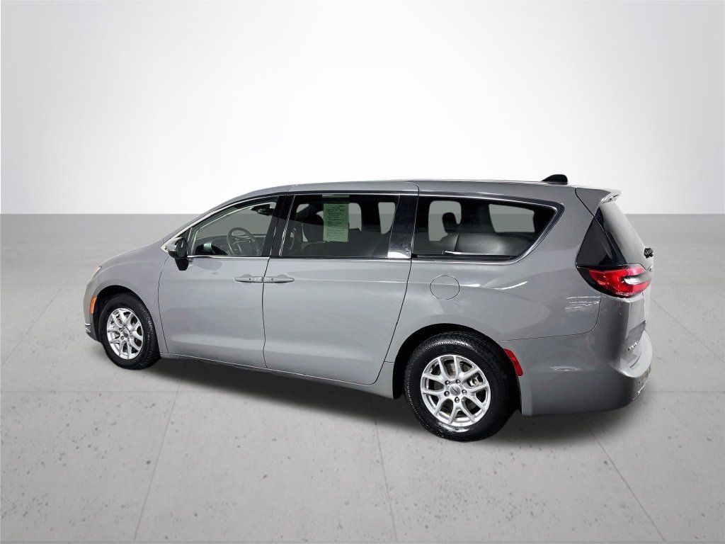 Used 2023 Chrysler Pacifica Touring-L FWD image 8