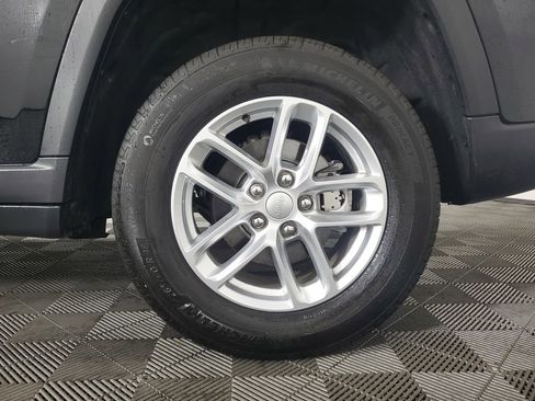 Used 2025 Jeep Grand Cherokee Laredo X image 31