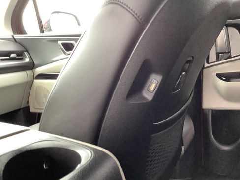 Used 2024 Kia Carnival LX image 29