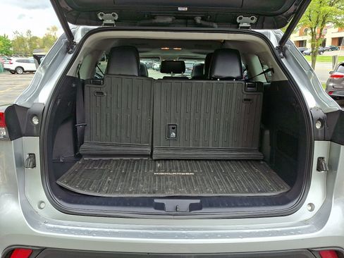 Used 2021 Toyota Highlander XLE AWD/4WD image 30