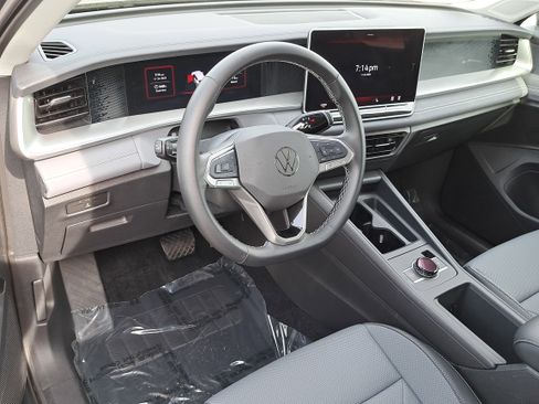 Used 2025 Volkswagen Tiguan SE image 16