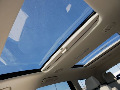 Used 2023 Buick Enclave Avenir w/ Avenir Technology Package image 32