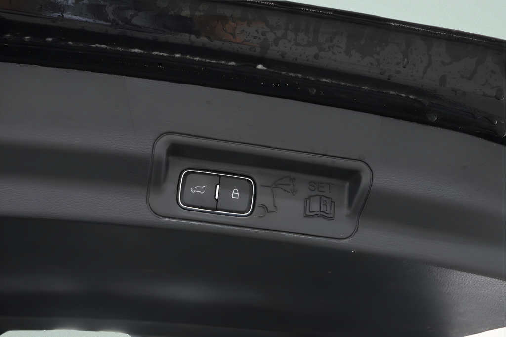 Used 2025 Ford Explorer ST AWD/4WD image 30