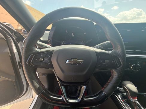 Used 2025 Chevrolet Trax RS w/ Sunroof Package FWD image 16